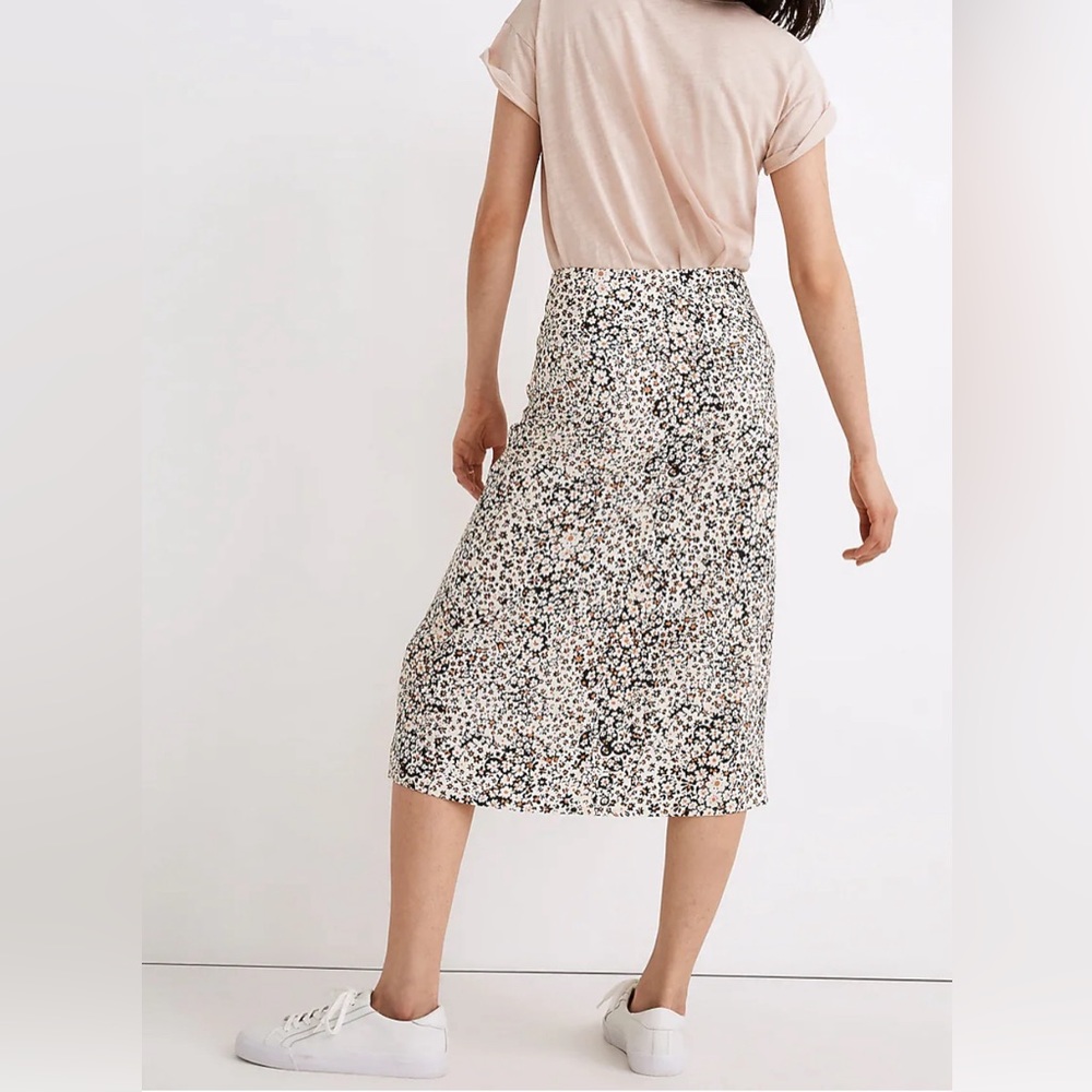 Madewell Side-Button Straight Midi Skirt in Daisy Groove - Picture 4 of 8